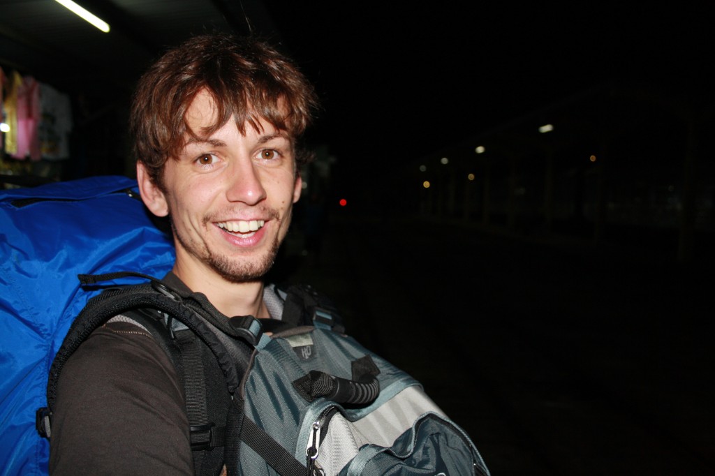 Warten am Bahnhof in Hue